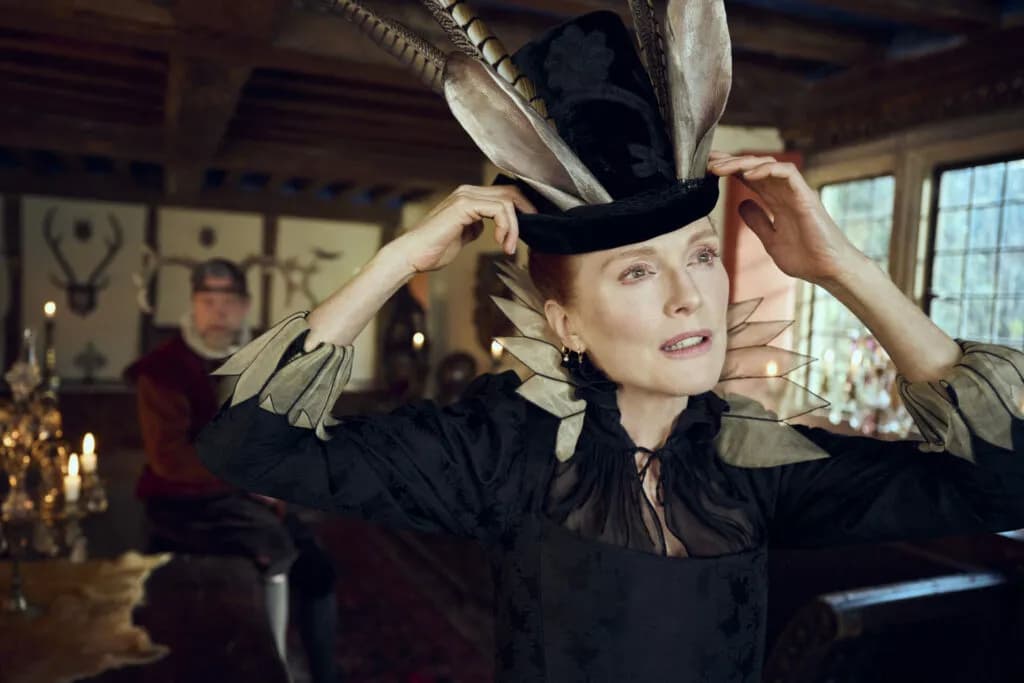 Julianne Moore w seksownym i krwawym kostiumie. Mroczna recenzja miniserialu Mary & George
