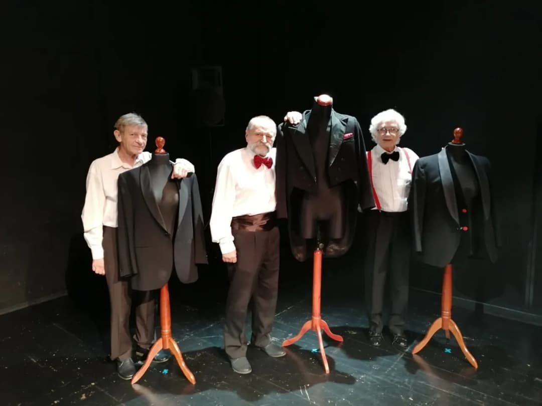 Teatr z udziałem seniorów: jak starsi aktorzy odnajdują się na scenie