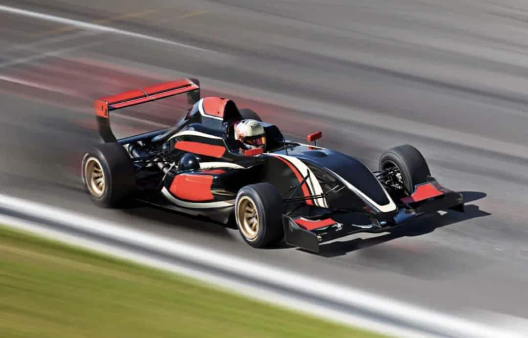 Dlaczego sporty motorowe napędzają innowacje cyfrowe