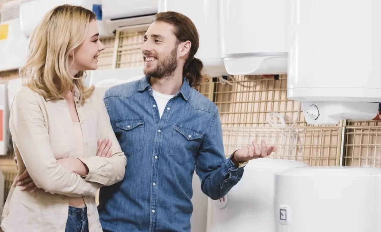 Przepływowy podgrzewacz wody do małej łazienki – jak wybrać właściwy?