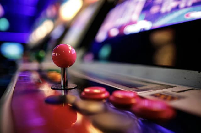 Jak zmieniają się nasze nawyki grania? Od salonów gier do świata online